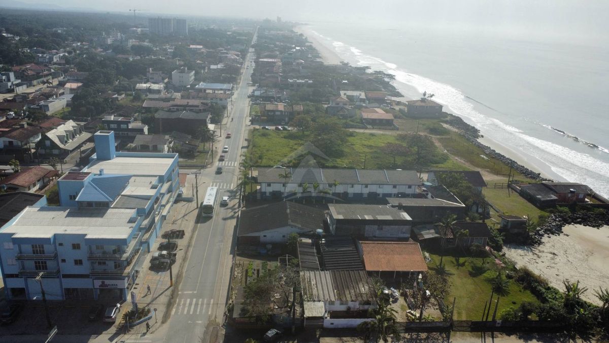 Conjunto comercial + residencial no centro 20 aptos + 3 casas quadra do mar