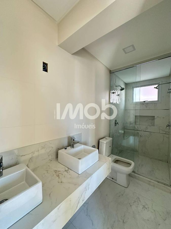 Apartamento com 3 suítes, centro