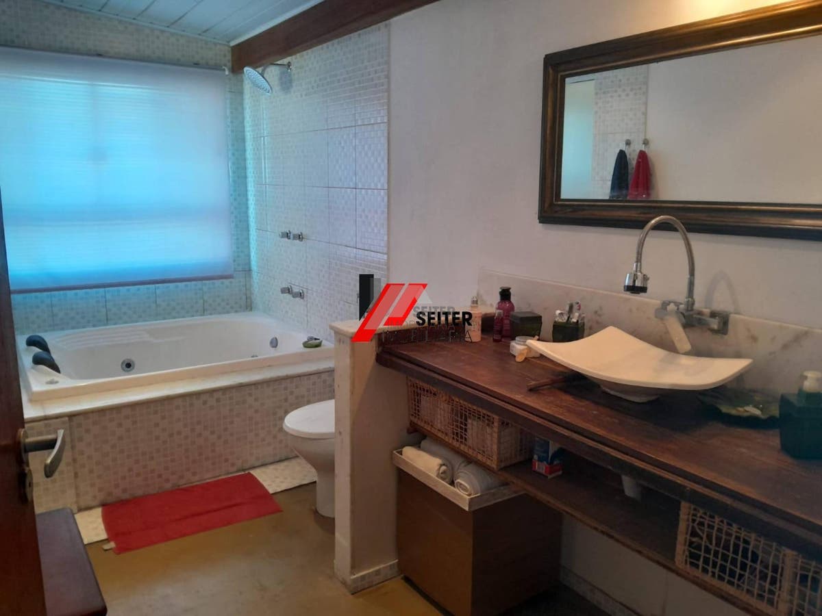 Casa à venda em condomínio fechado na cachoeira do Bom Jesus em canasvieiras