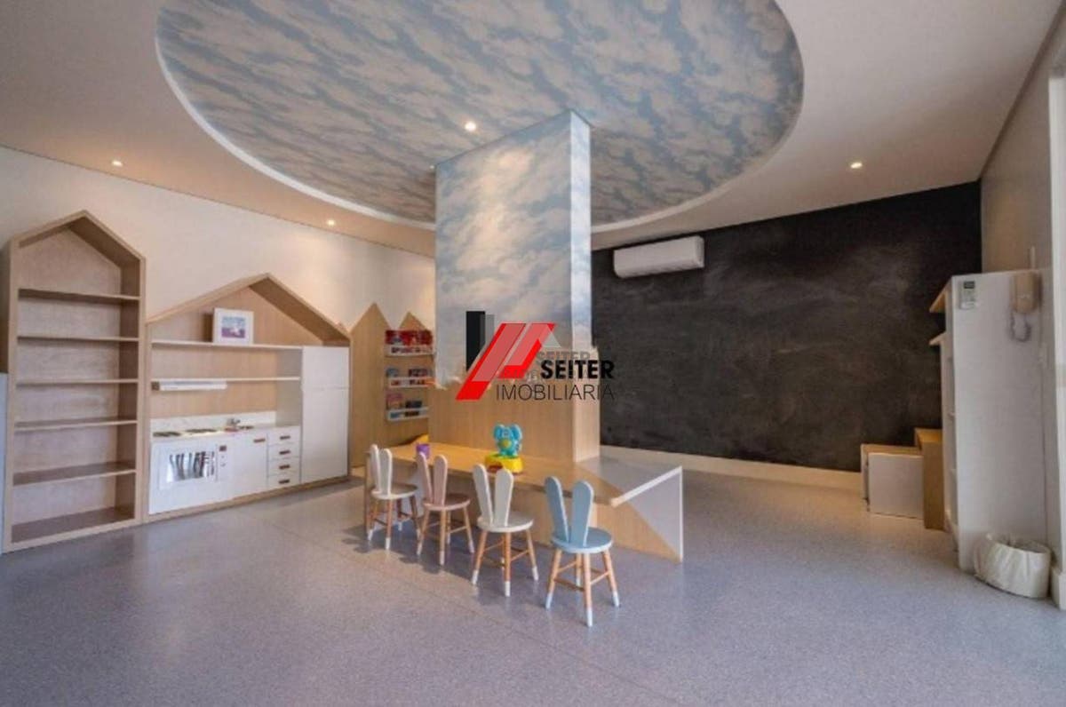 Apartamento mobiliado de 4 dormitorios sendo 2 suites com 3 vagas de garagem a venda Itacorubi