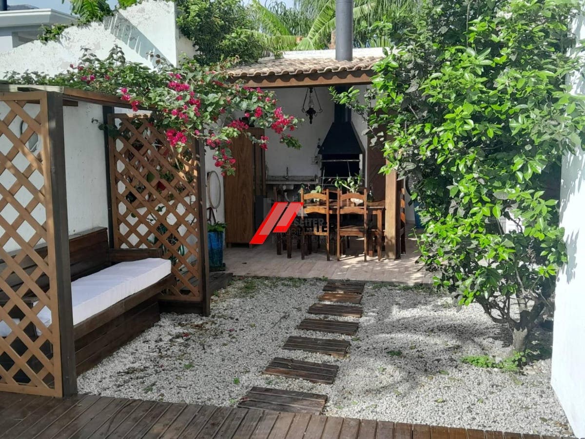 Casa à venda em condomínio fechado na cachoeira do Bom Jesus em canasvieiras