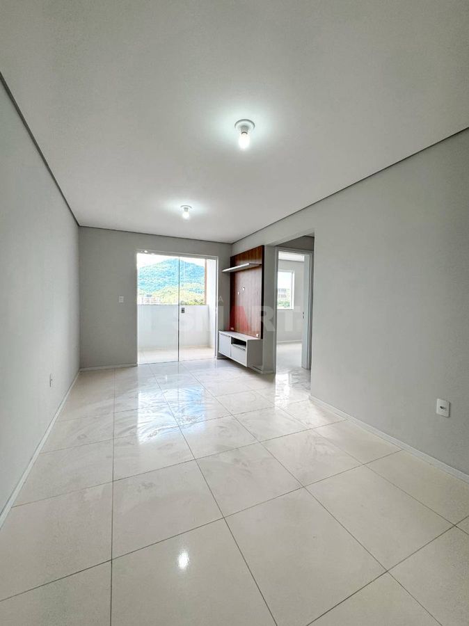 Apartamento Semimobiliado com 2 Quartos no Rau