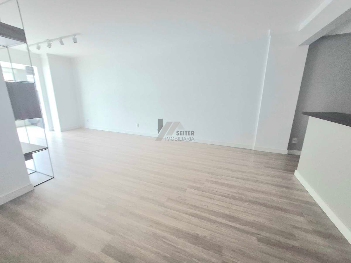 Apartamento alto padrão de 4 dormitorios sacada com churrasqueira e 2 vagas para locação no Itacorubi