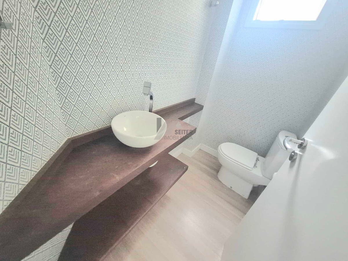 Apartamento alto padrão de 4 dormitorios sacada com churrasqueira e 2 vagas para locação no Itacorubi