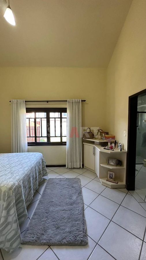 Casa com Suíte + 3 Quartos no Amizade