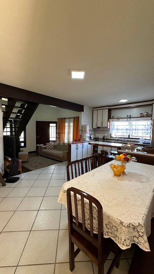Casa com Suíte + 3 Quartos no Amizade