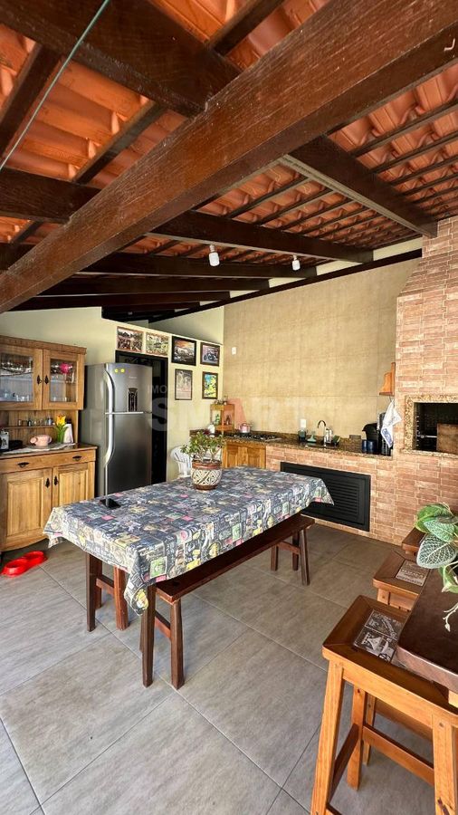 Casa com Suíte + 3 Quartos no Amizade