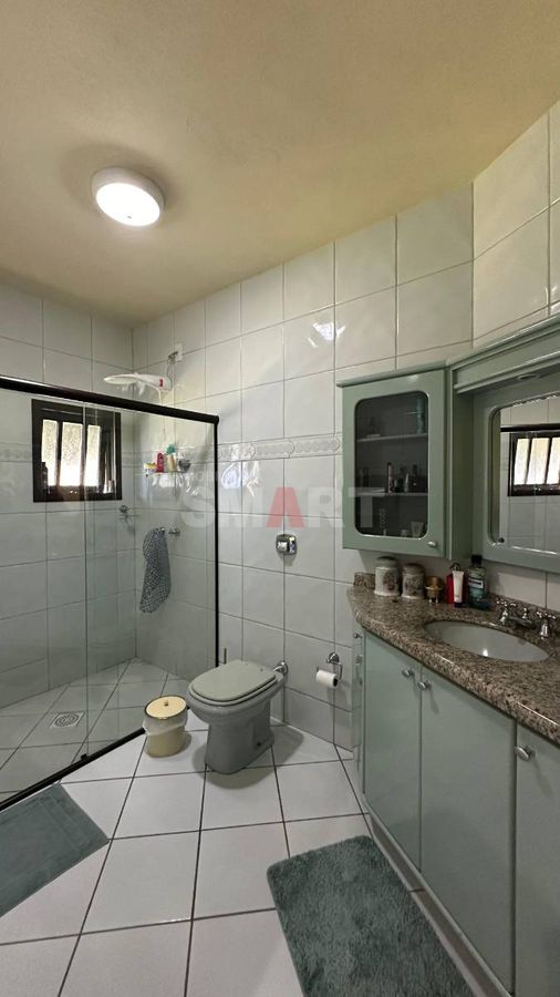 Casa com Suíte + 3 Quartos no Amizade
