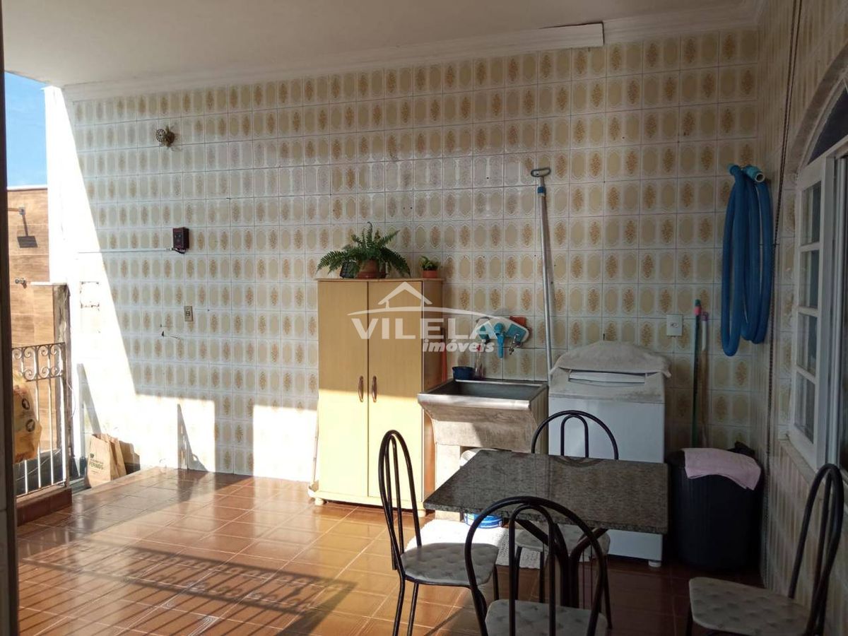 Casa a poucos metros da praia indaia
