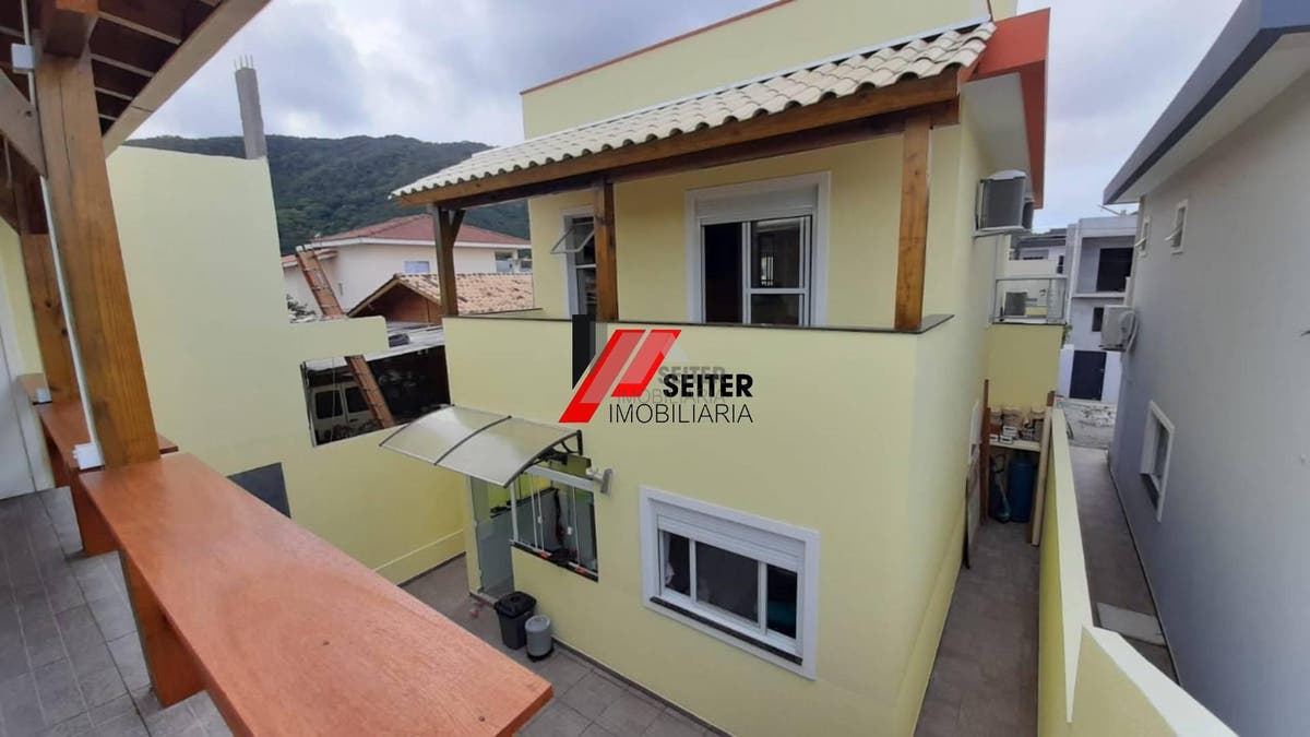 Casa de 4 dormitórios à venda no bairro Rio Vermelho em Florianópolis