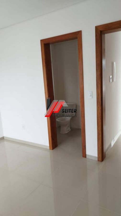 Casa à venda em Florianópolis-SC, bairro Campeche: 3 quartos, 2 suítes, 3 salas, 3 banheiros, 1 vaga de garagem, 182m² de área.