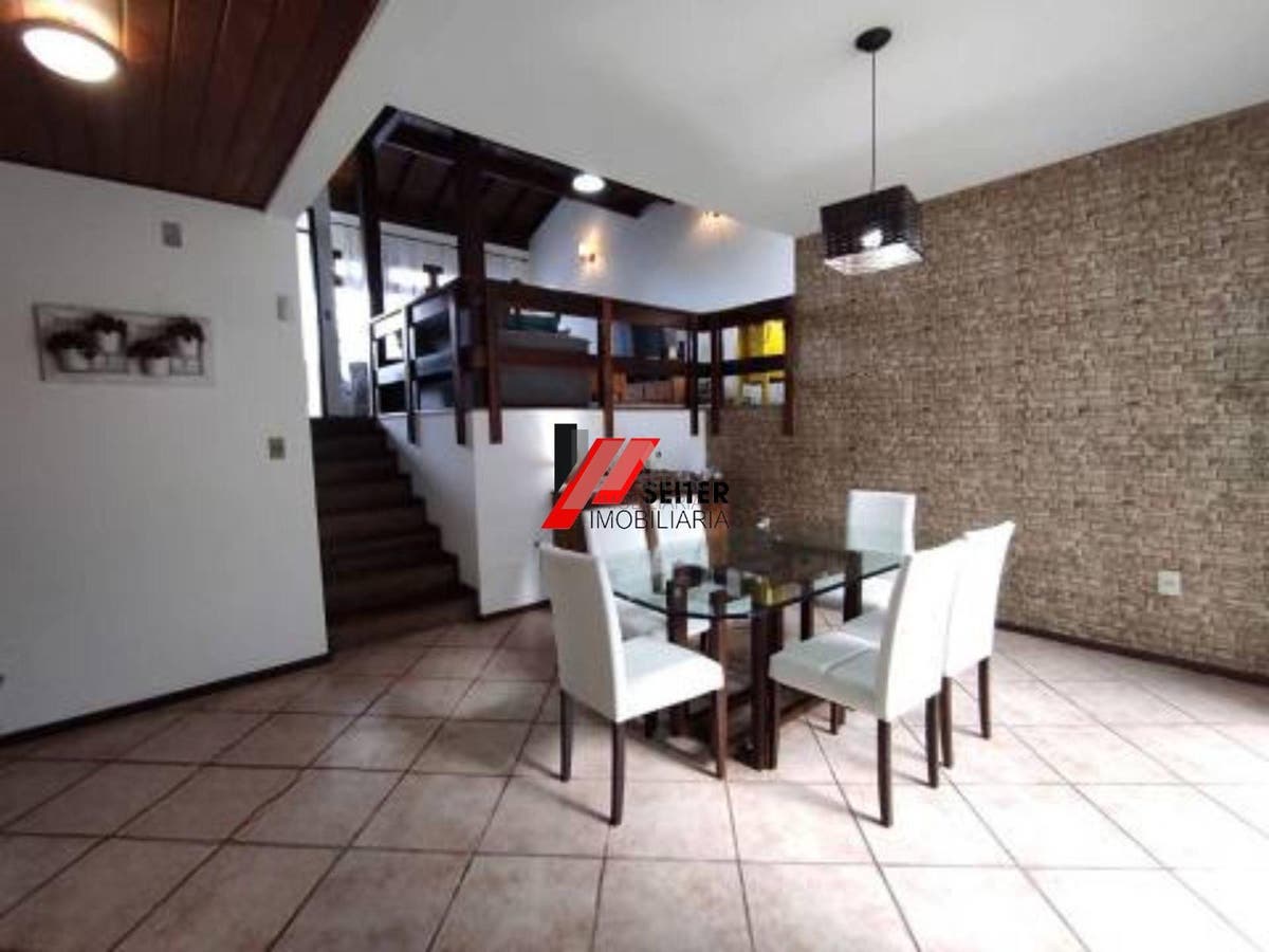 Casa com 3 dormitórios, sendo 1 suíte a venda, com área de 214,82m² Trindade