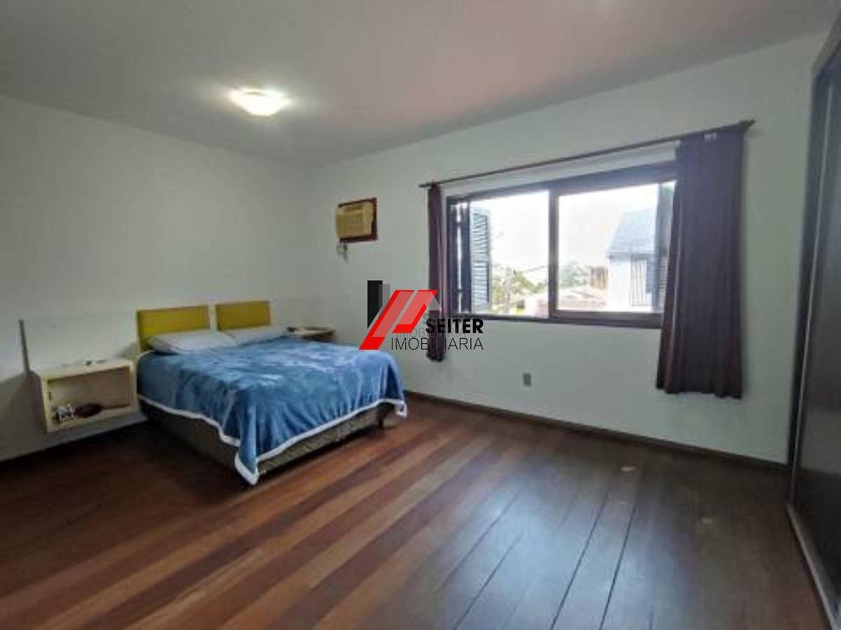 Casa com 3 dormitórios, sendo 1 suíte a venda, com área de 214,82m² Trindade