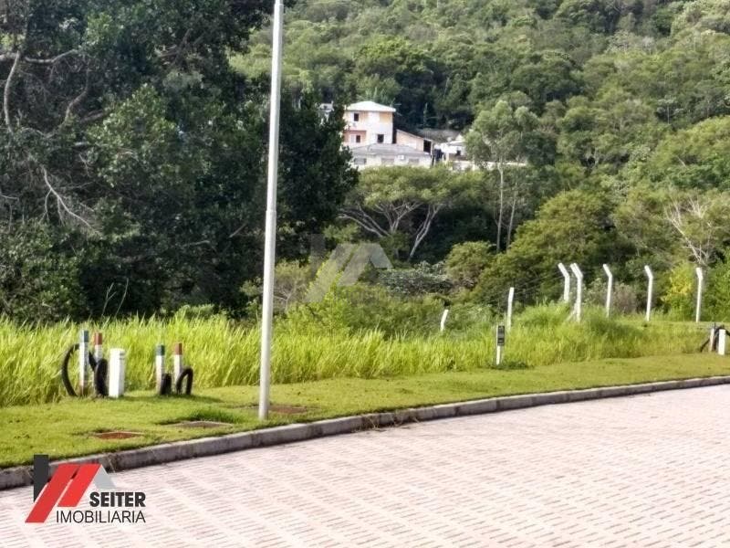 Terreno a venda no bairro Itacorubi com localização previlegiada