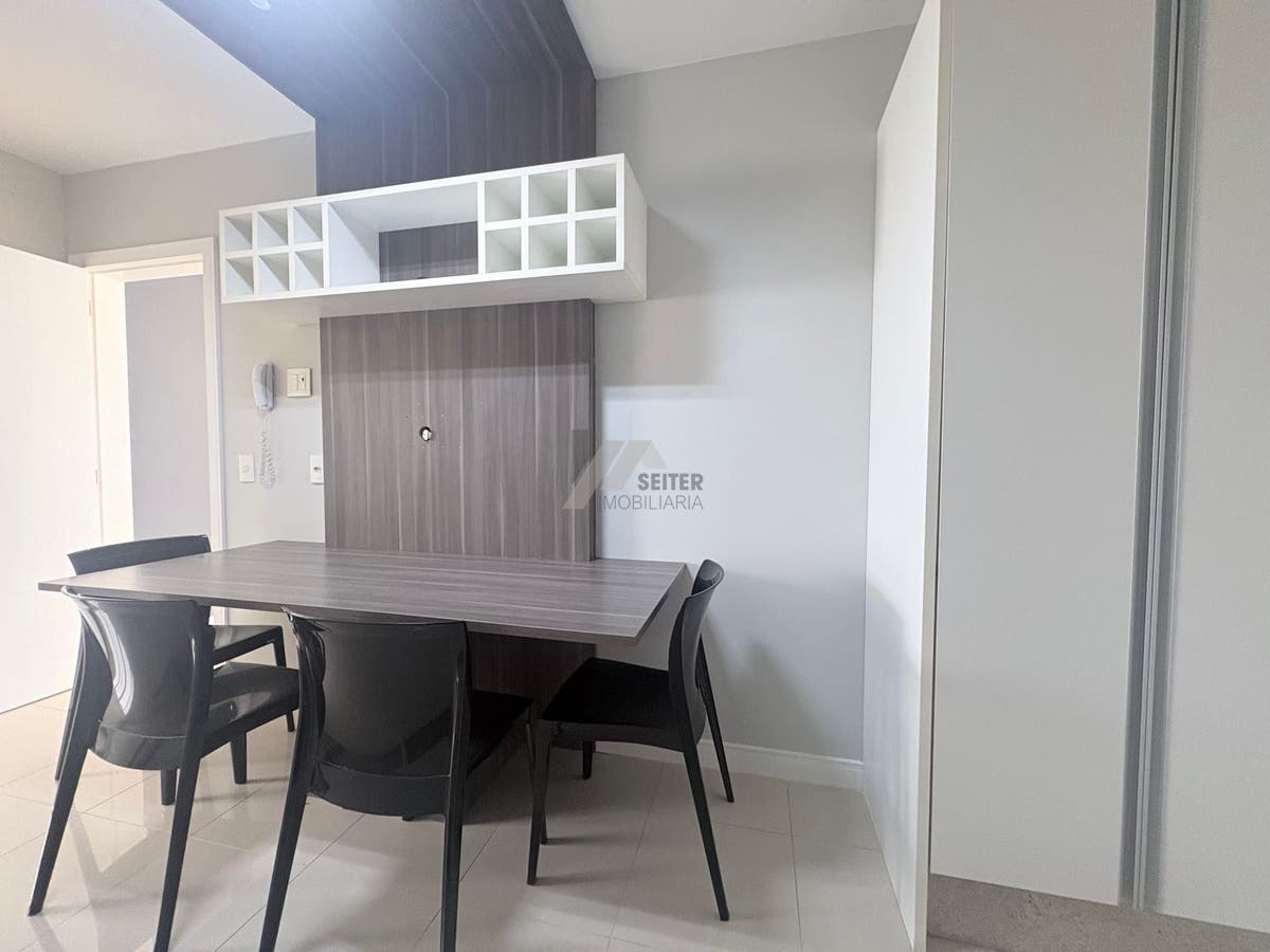 Apartamento mobiliado de 4 dormitorios sendo 2 suites com 3 vagas de garagem a venda Itacorubi