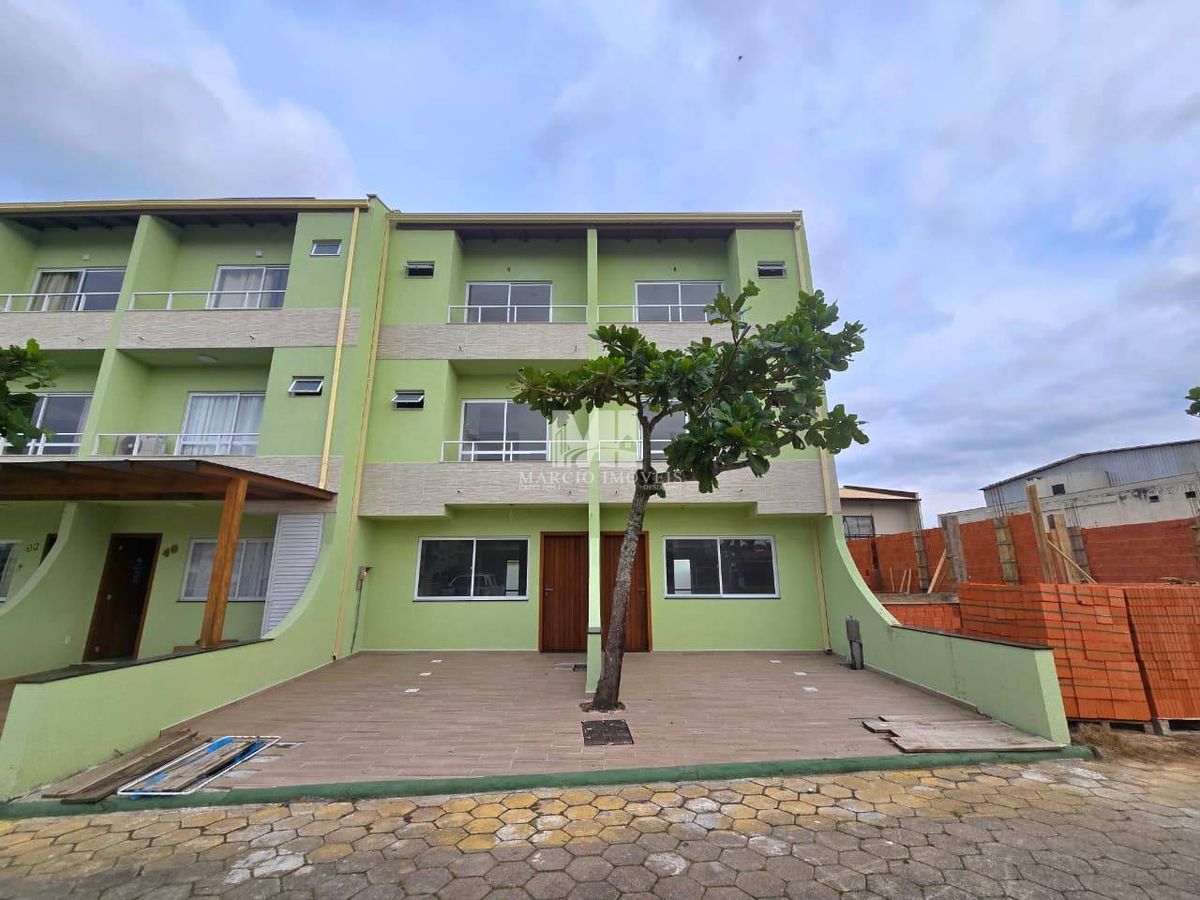 Triplex com 4 suítes em cond fechado