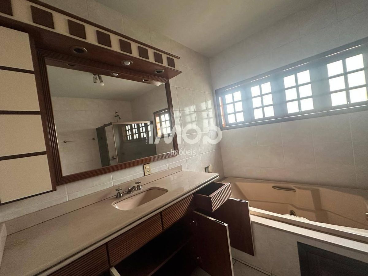 Casa com suíte master + 4 quartos, centro
