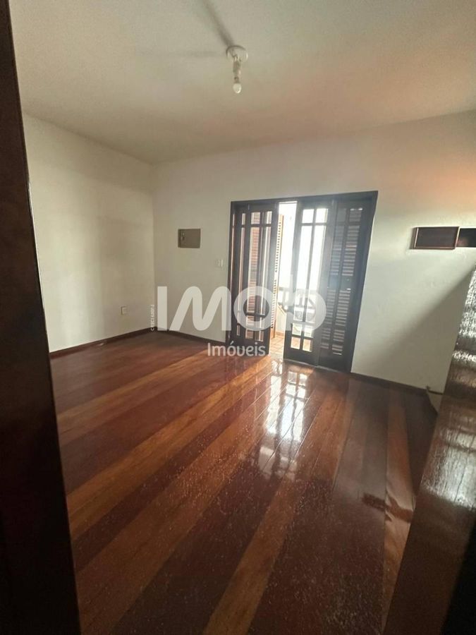 Casa com suíte master + 4 quartos, centro