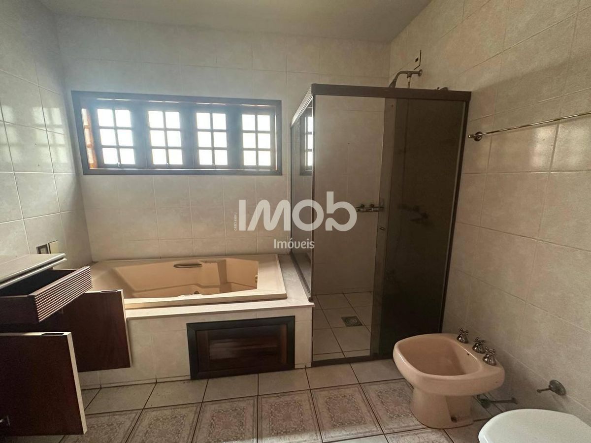 Casa com suíte master + 4 quartos, centro