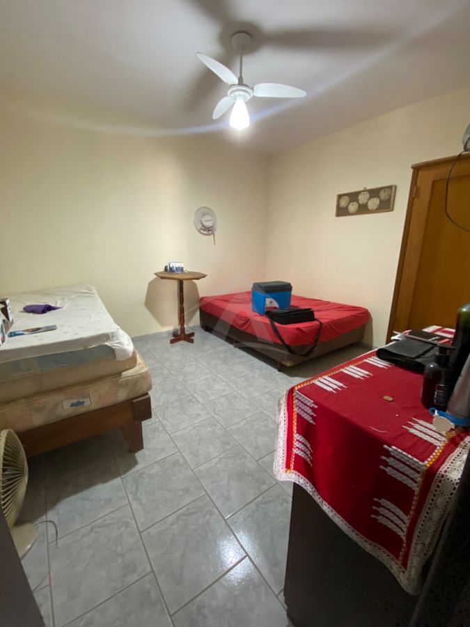 Casa com amplo terreno, 3 quartos, centro