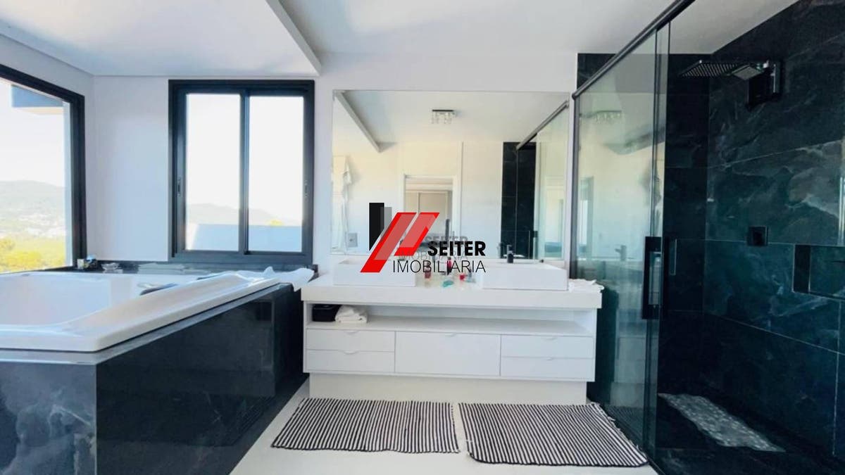 Casa com 4 quartos a venda, 285,77 de área construída Trindade