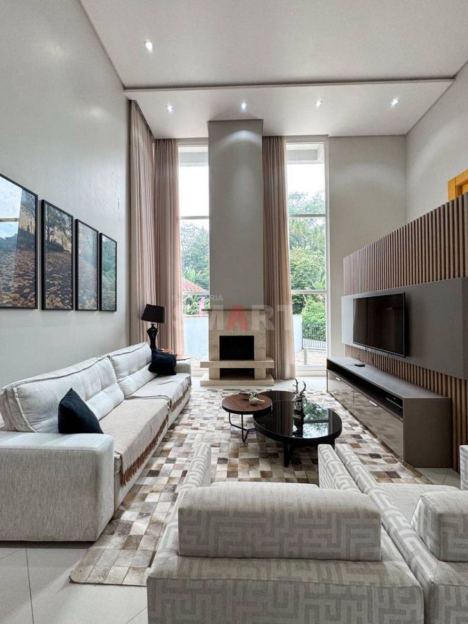 Casa com Piscina no Czerniewicz com 1 Suite e 2 Quartos