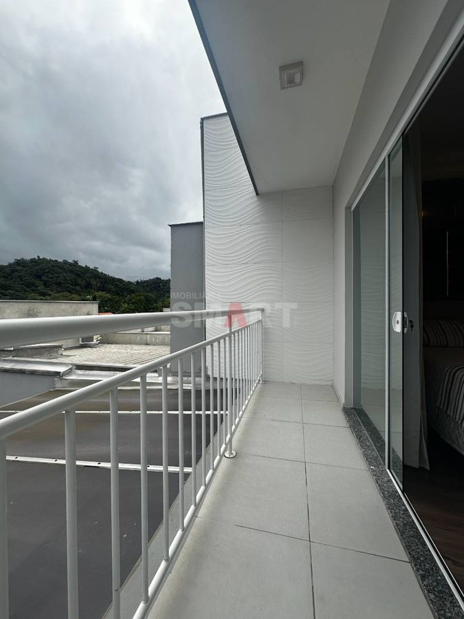 Geminado com 3 quartos e piscina semimobiliado