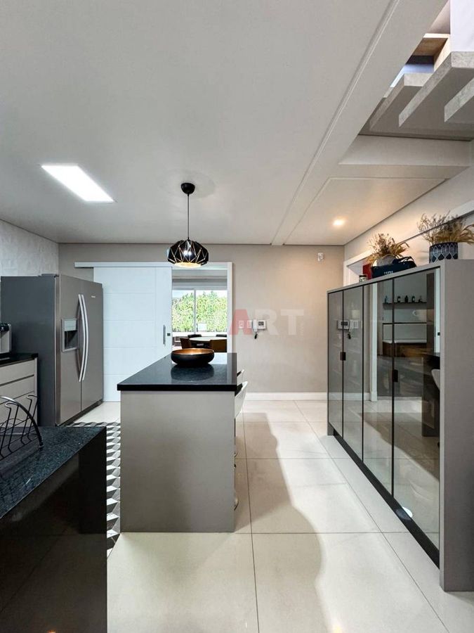 Casa com Piscina no Czerniewicz com 1 Suite e 2 Quartos