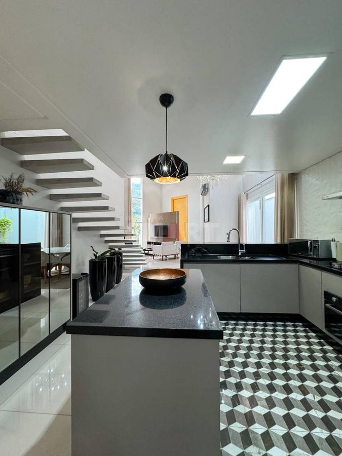 Casa com Piscina no Czerniewicz com 1 Suite e 2 Quartos