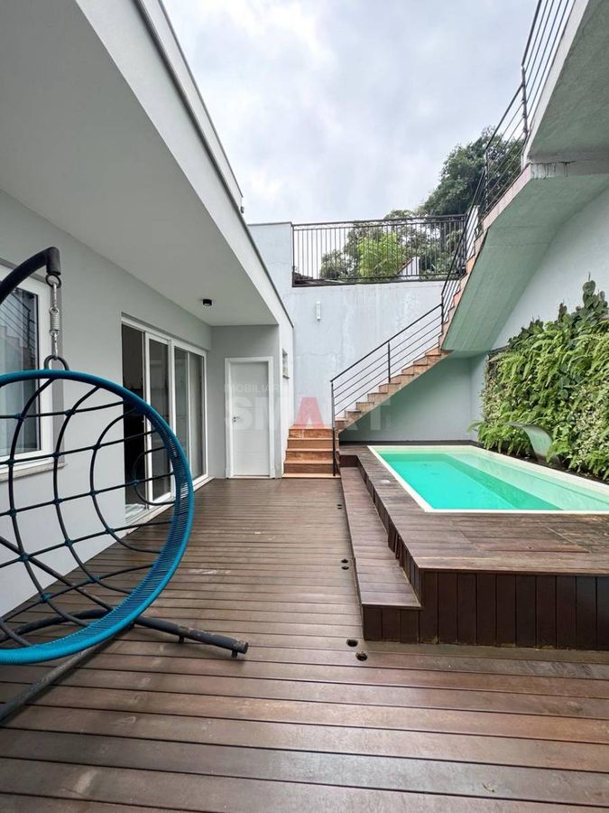Casa com Piscina no Czerniewicz com 1 Suite e 2 Quartos