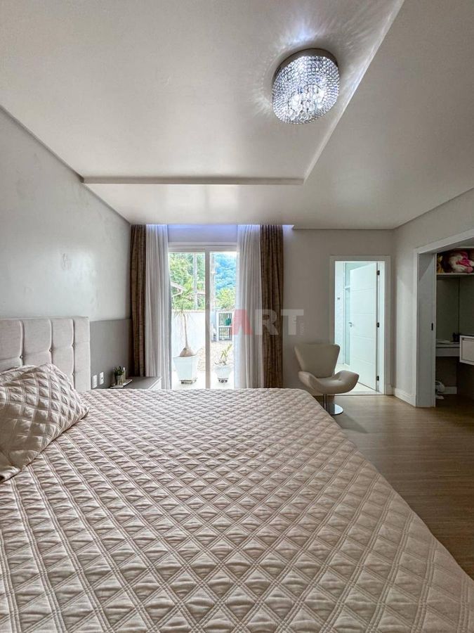 Casa com Piscina no Czerniewicz com 1 Suite e 2 Quartos