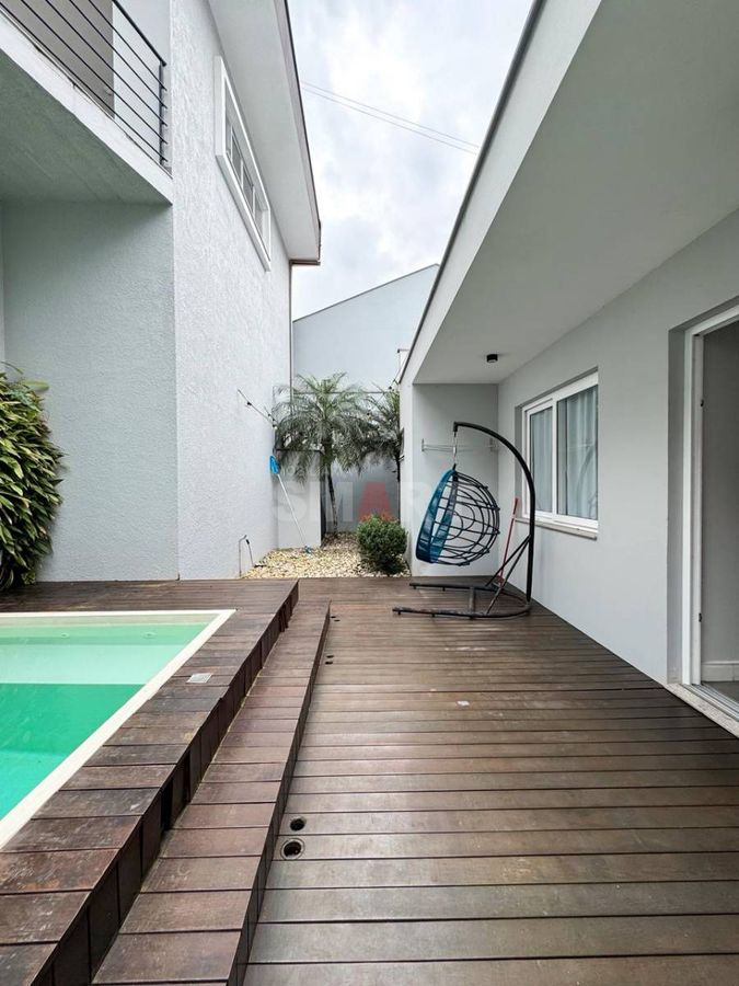 Casa com Piscina no Czerniewicz com 1 Suite e 2 Quartos