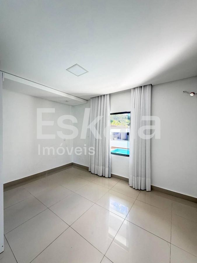 Casa Com 04 Dormitórios + 01 Suíte jaraguá Esquerdo - Jaraguá Do Sul