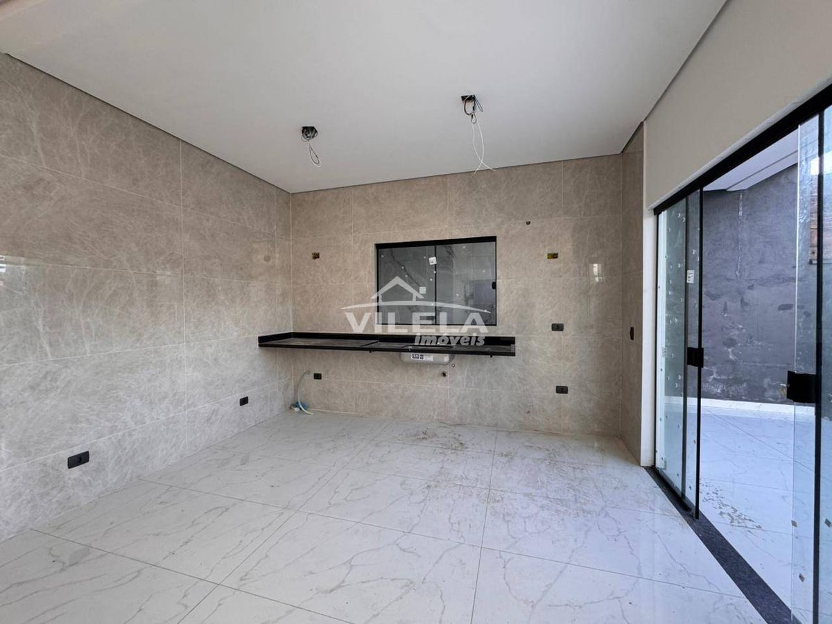 Casa Nova de Esquina com 2 Dormitórios-Moderna-Bairro Golfinho-Caraguatatuba-Sp