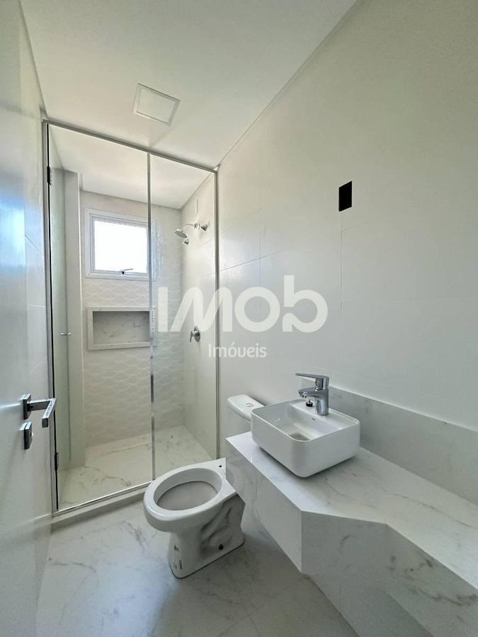 Apartamento com 3 suítes, centro