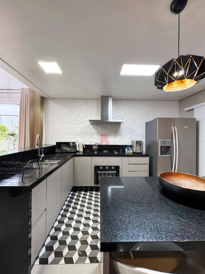 Casa com Piscina no Czerniewicz com 1 Suite e 2 Quartos