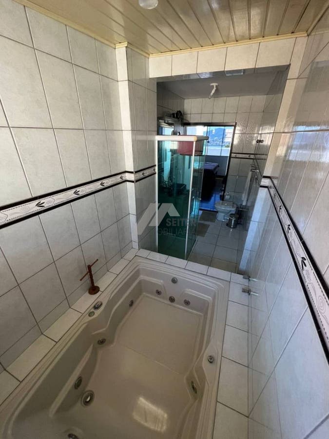 Casa para locação com 3 dormitórios sendo 1 suíte em Florianópolis Centro