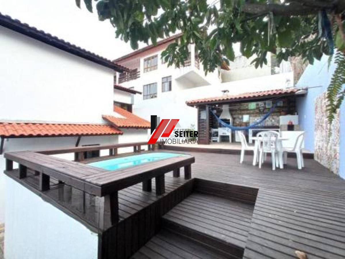 Casa com 3 dormitórios, sendo 1 suíte a venda, com área de 214,82m² Trindade