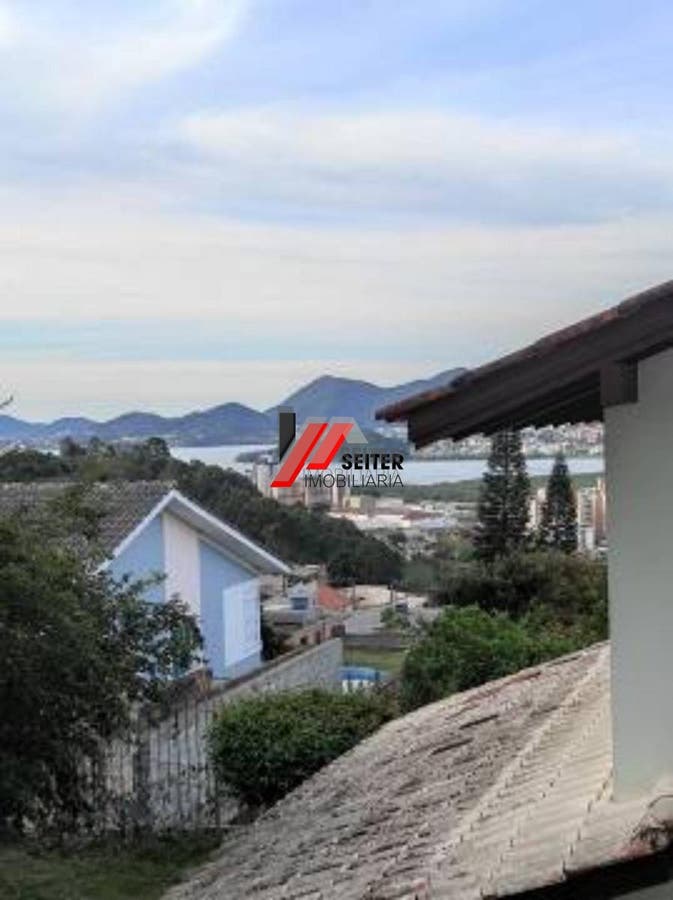 Casa com 3 dormitórios, sendo 1 suíte a venda, com área de 214,82m² Trindade