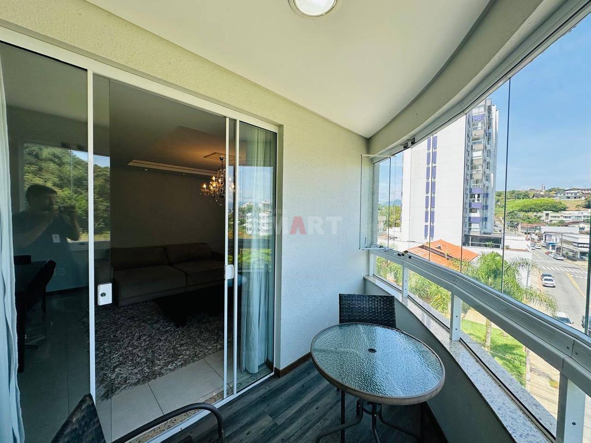 Apartamento 3 quartos (1 suíte) semimobiliado com 2 vagas de garagem e elevador