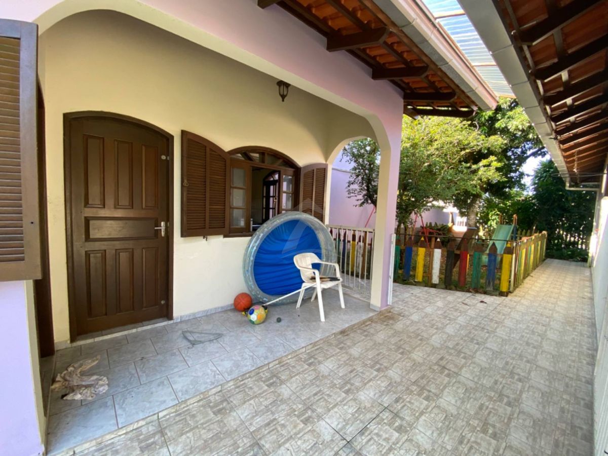 Casa com amplo terreno, 3 quartos, centro