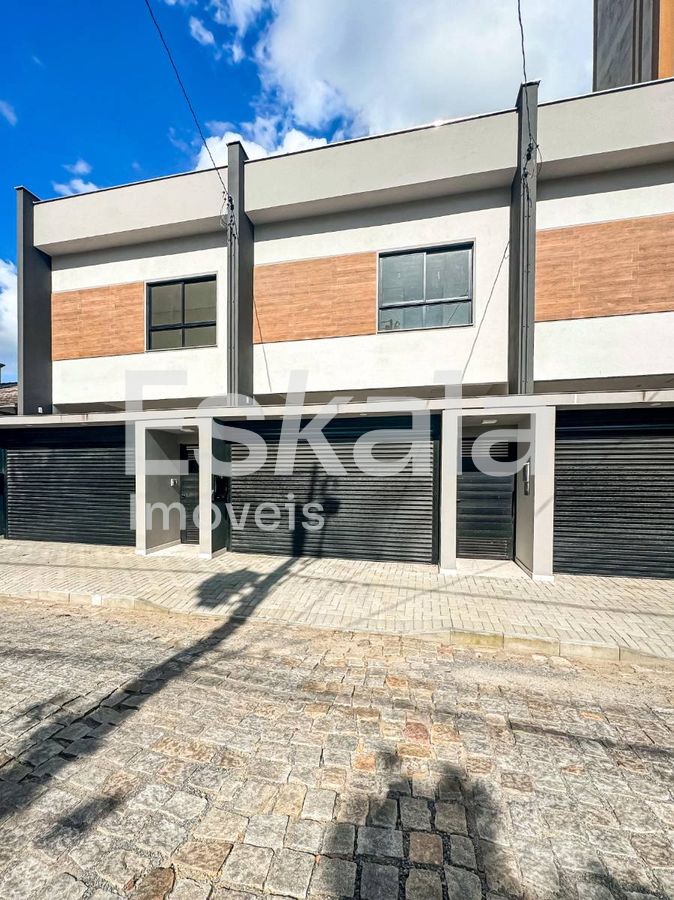 Sobrado com 01 Suíte + 02 Quartos Centro - Jaraguá do Sul