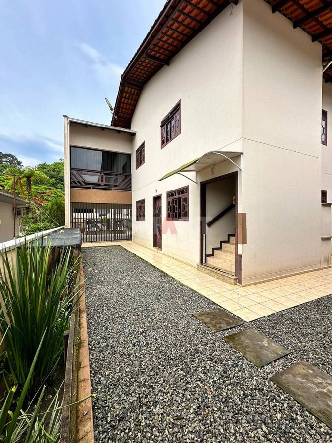 Sobrado com 6 Quartos à Venda no bairro Czerniewicz