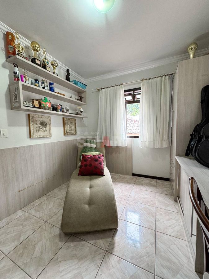Sobrado com 6 Quartos à Venda no bairro Czerniewicz