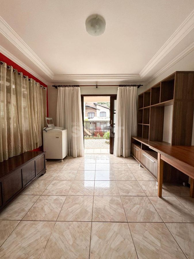 Sobrado com 6 Quartos à Venda no bairro Czerniewicz