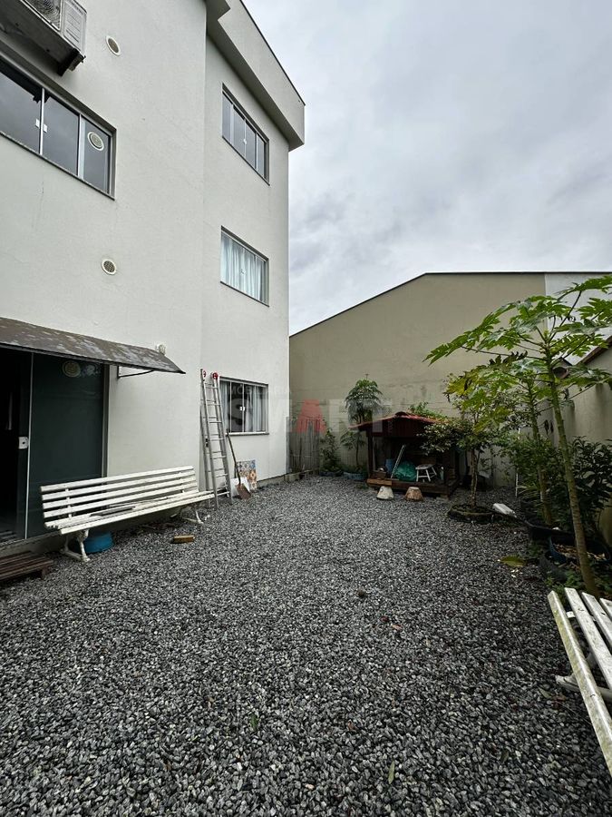 Apartamento com 2 quartos e ampla área externa e na frente