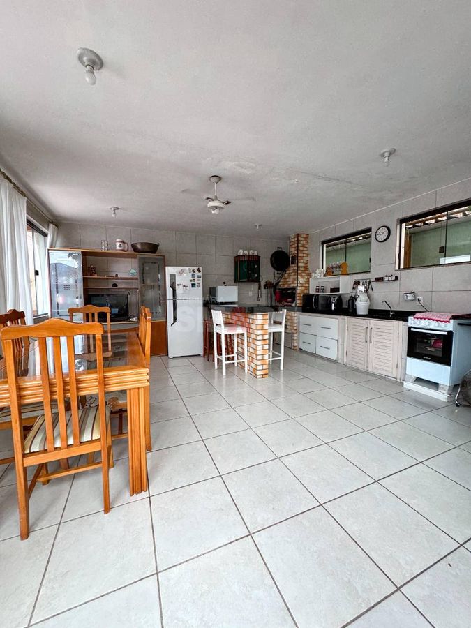 Sobrado com 6 Quartos à Venda no bairro Czerniewicz