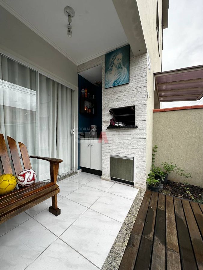 Apartamento com 2 quartos e ampla área externa e na frente