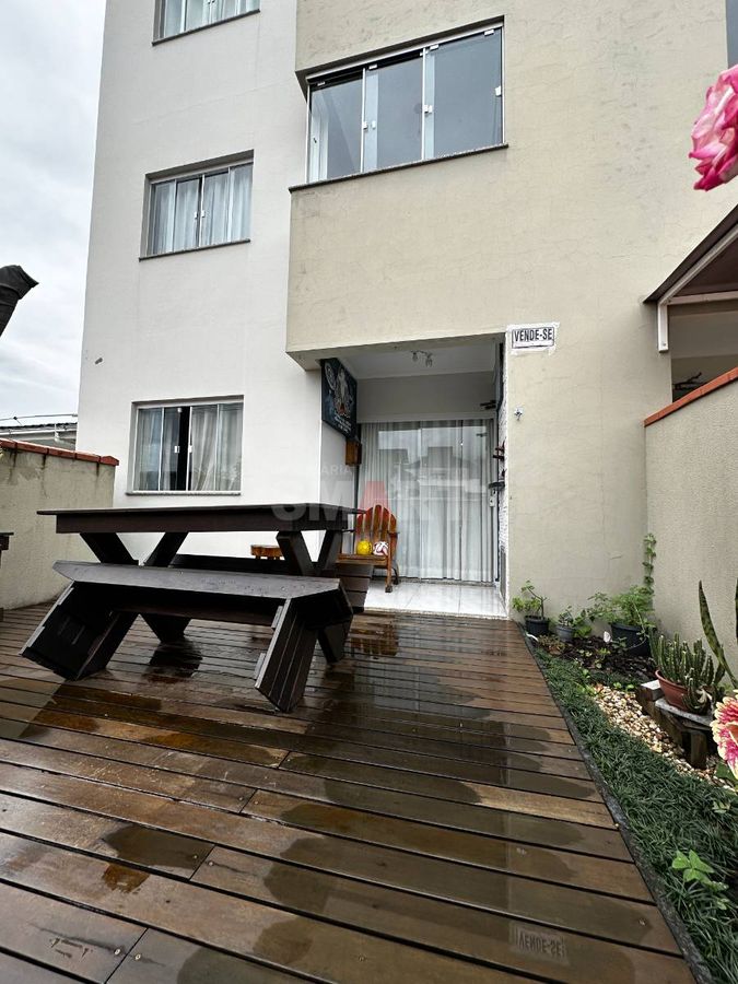 Apartamento com 2 quartos e ampla área externa e na frente