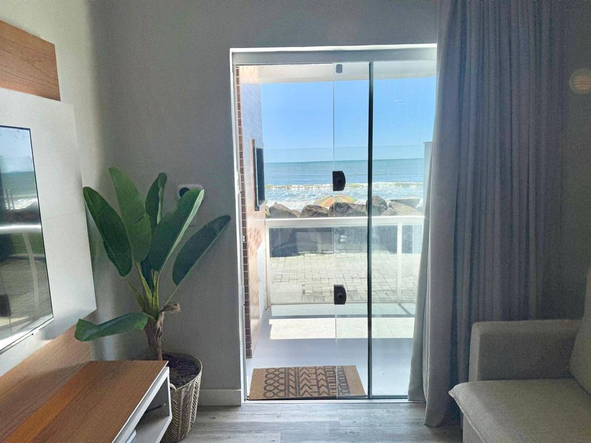 Apartamento mobiliado pé na areia, 3 quartos sendo 1 suíte, centro